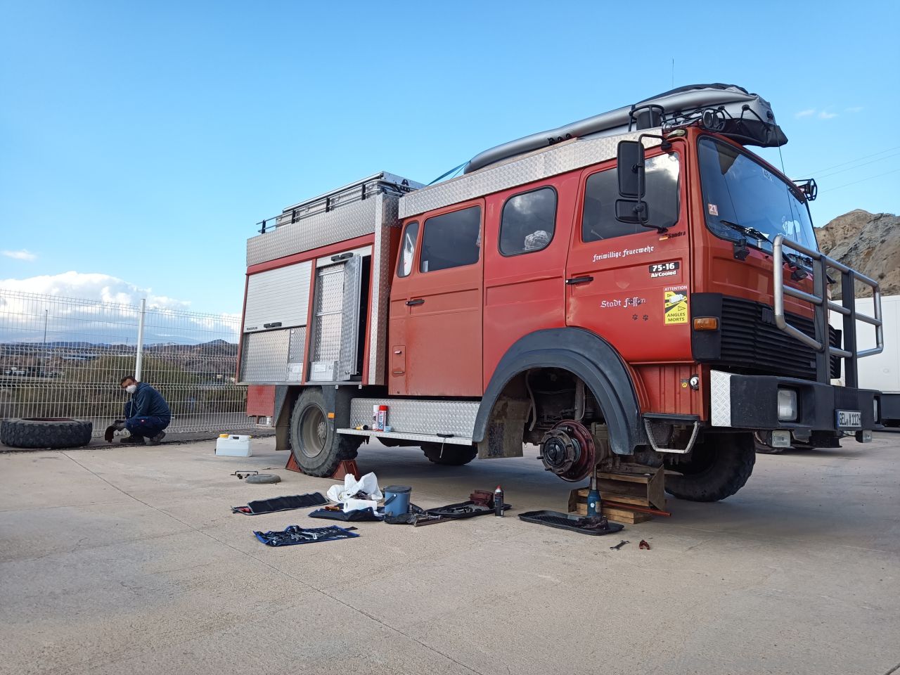 Reparatur des Bremszylinders vor einer Werkstatt in Rioja