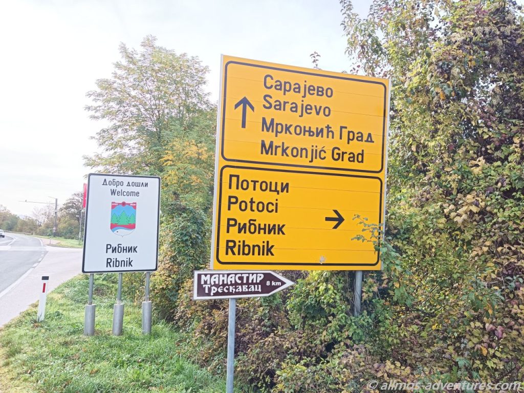 Verkehrsschilder in Bosnien sind zweisprachig