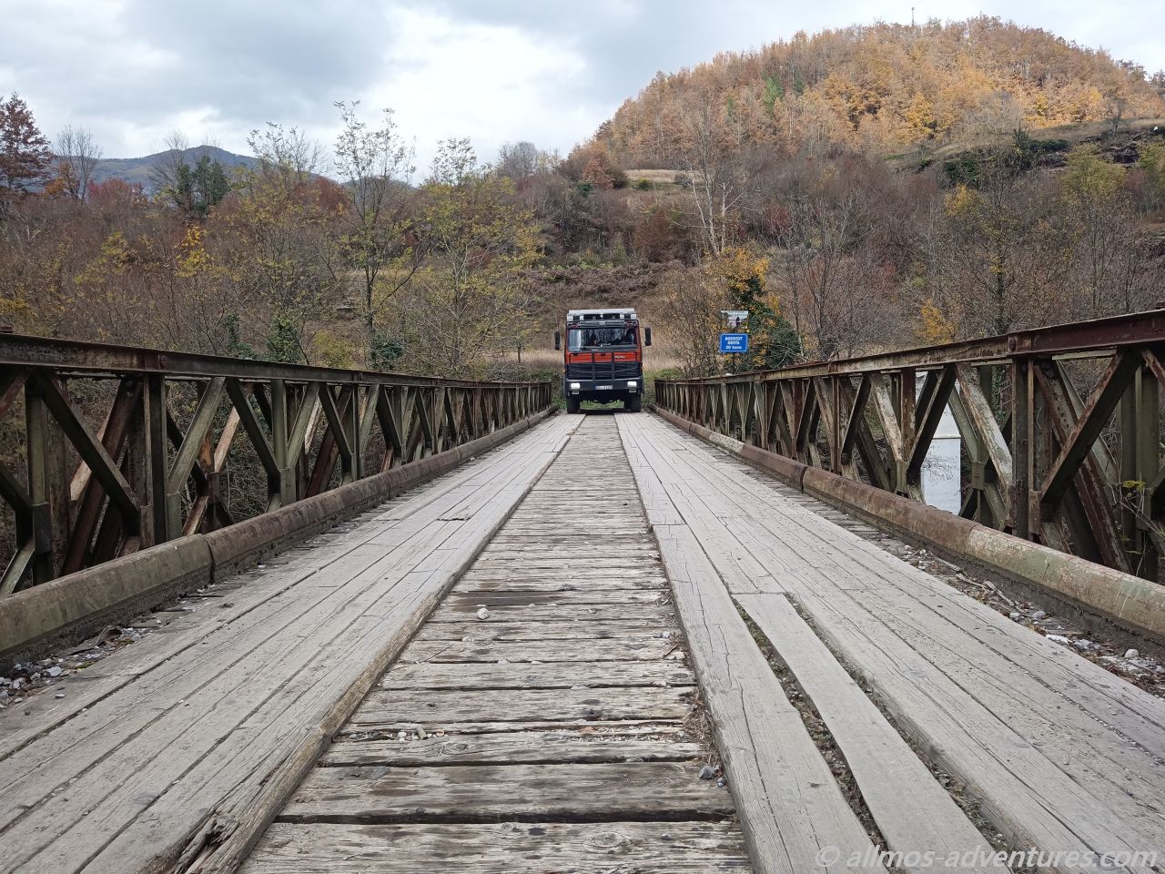 sehr vertrauenserweckend, die Brücke über den Fluss Mrtvica