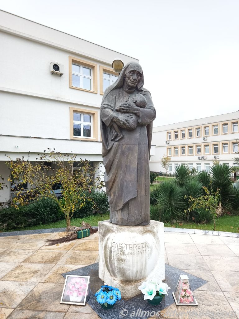Mutter-Teresa-Statue in Ulcinj