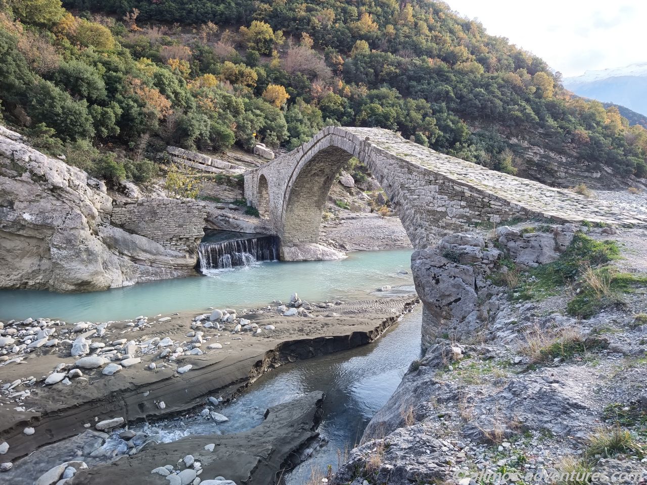 über die osmanische Brücke geht es zu den warmen Pools