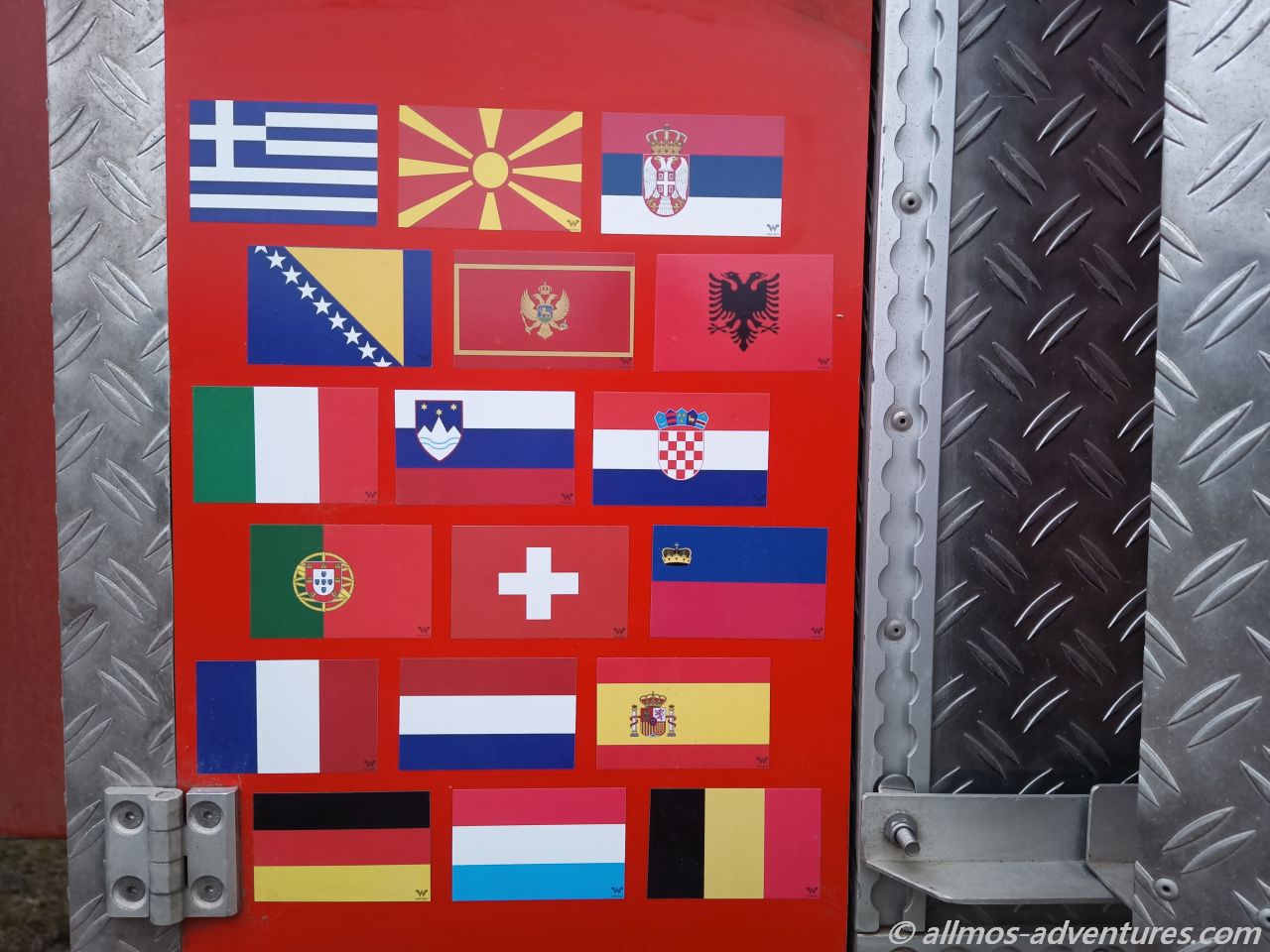wieder eine Flagge mehr: Serbien